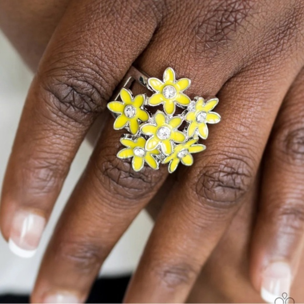 🫶🏻 Paparazzi Blooming Bouquets Yellow Floral Silver Stretch Ring